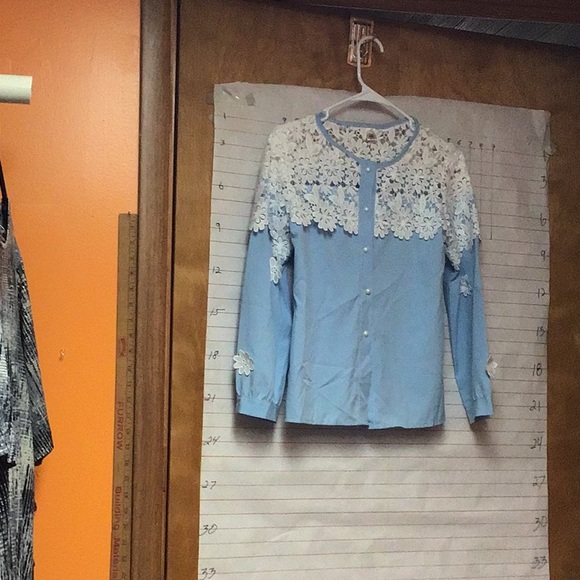 NO BRAND, OR CARE TAGS …young woman's blouse blue and white - Picture 6 of 8